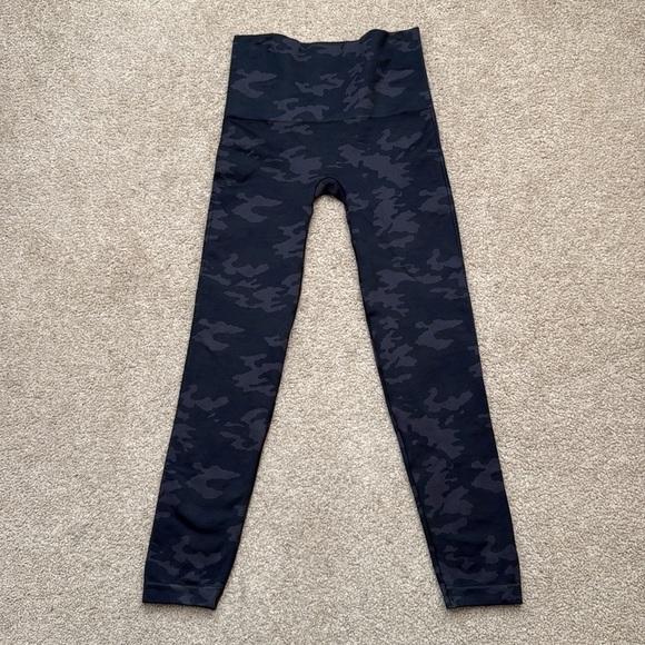 NWT Spanx Look At Me Now Black Camo Mid Rise Leggings Size Large - Picture 4 of 10